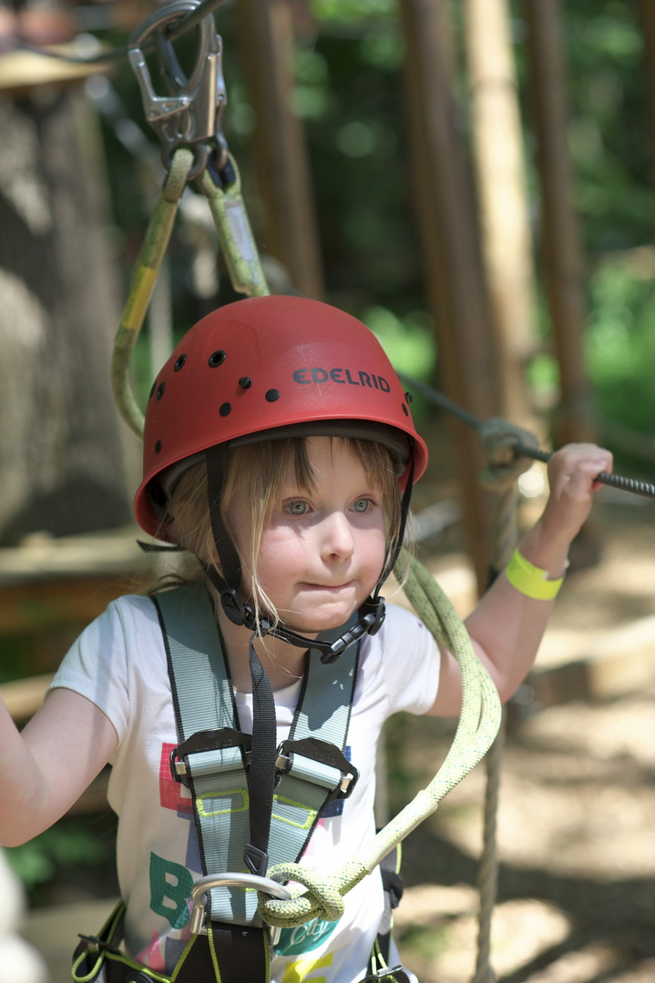 Luisa im Klettergarten