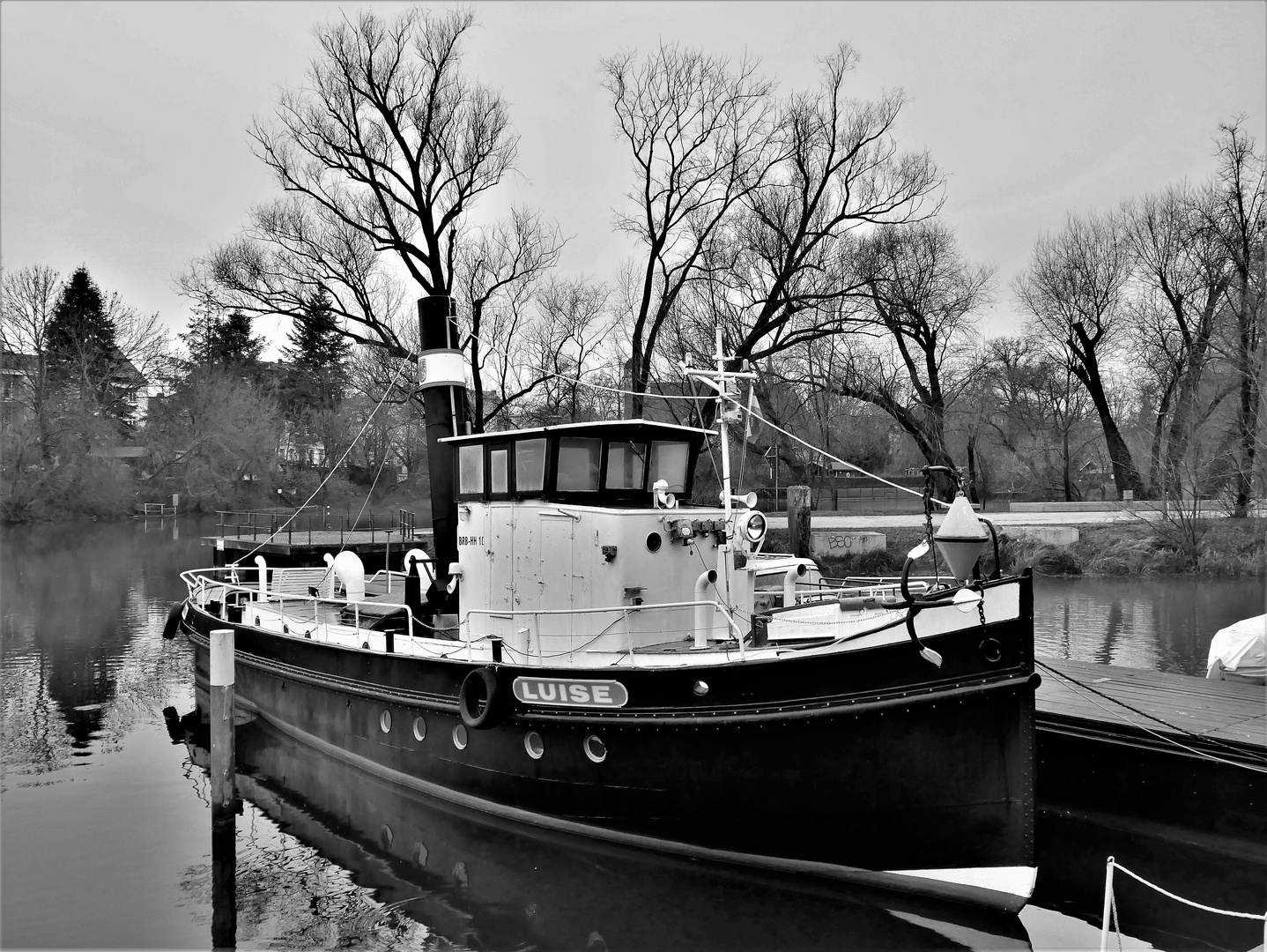 Luise im Hafen bei leichtem Nebel