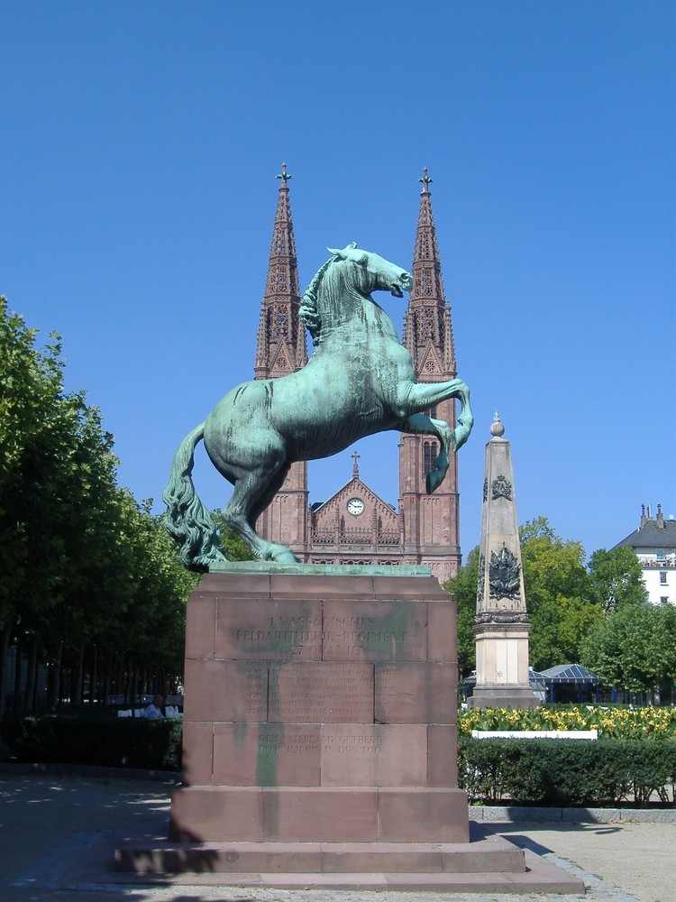 Luisenplatz mit der katholischen St. Bonifatius Kirche (Wiesbaden)