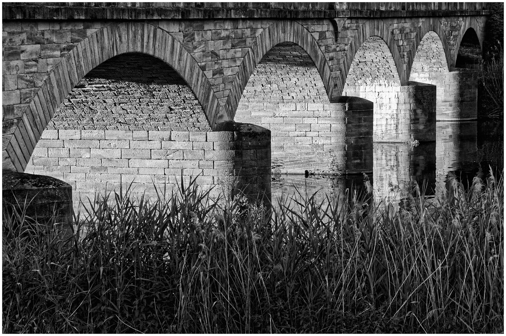Luitpoldbrücke in schwarz-weiß....
