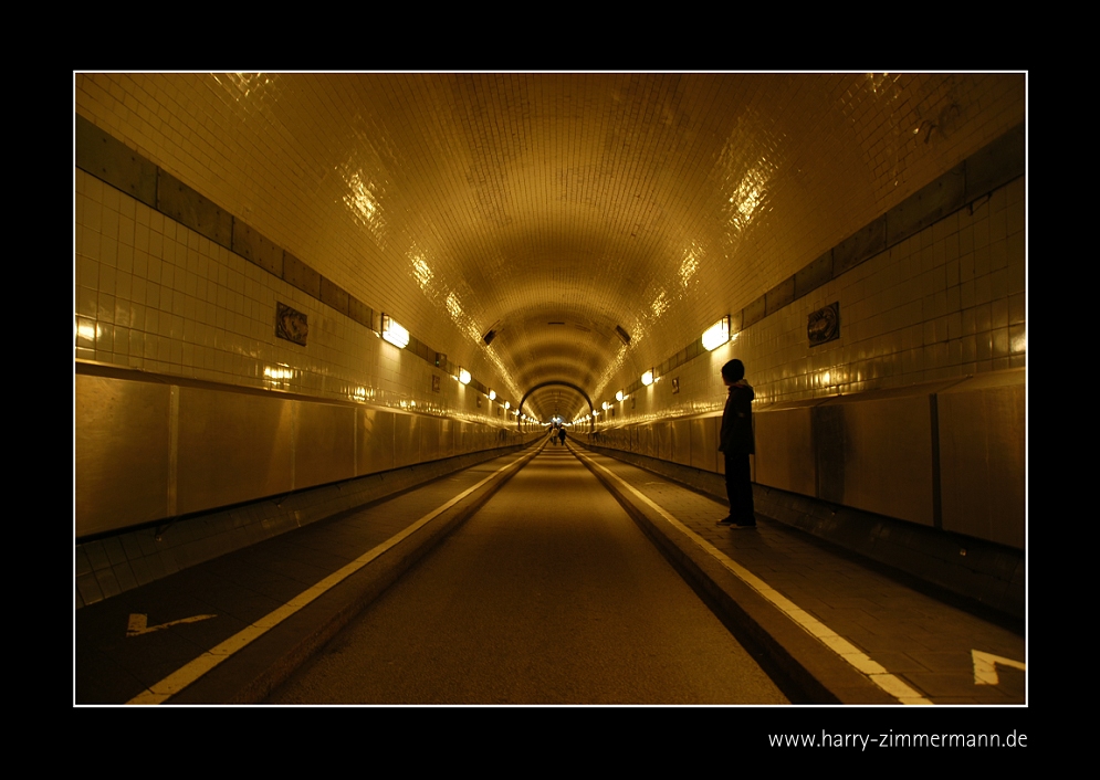 Lukas im Tunnel