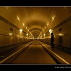 Lukas im Tunnel