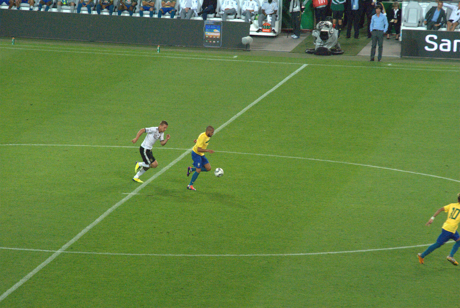 Lukas Podolski im Zweikampf gegen einen Brasilianer