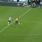 Lukas Podolski im Zweikampf gegen einen Brasilianer