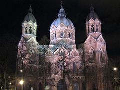 Lukaskirche bei Nacht