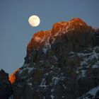 L'ultimo sole e la prima luna rischiarano le dolomiti di Brenta