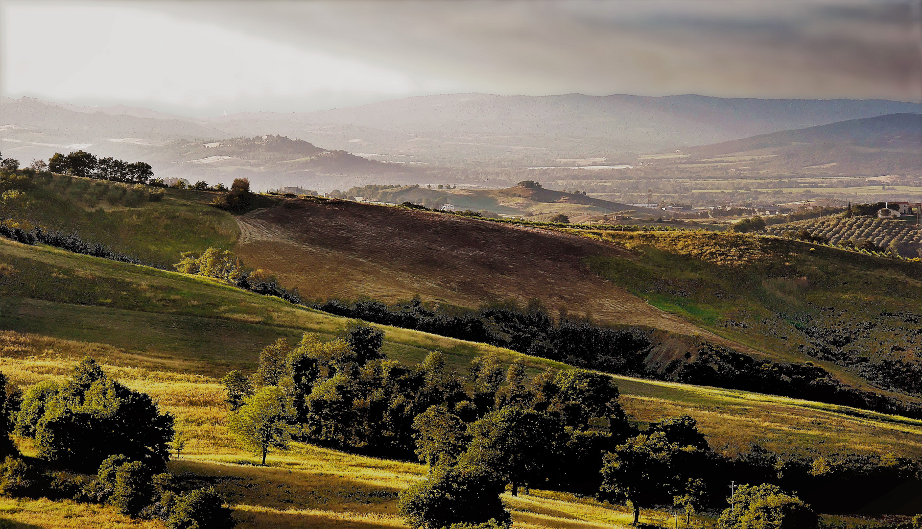 Lumière crépusculaire sur la campagne toscane