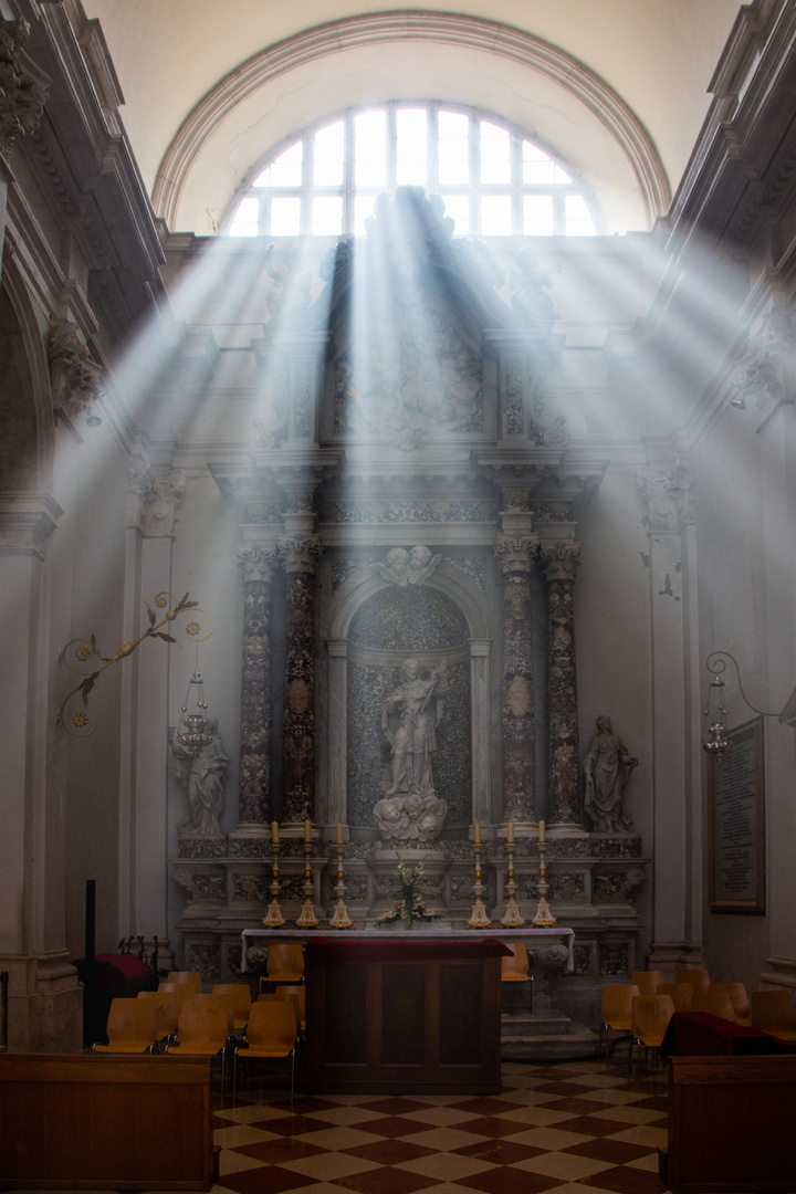 Lumière divine dans la cathédrale de Dubrovnik.