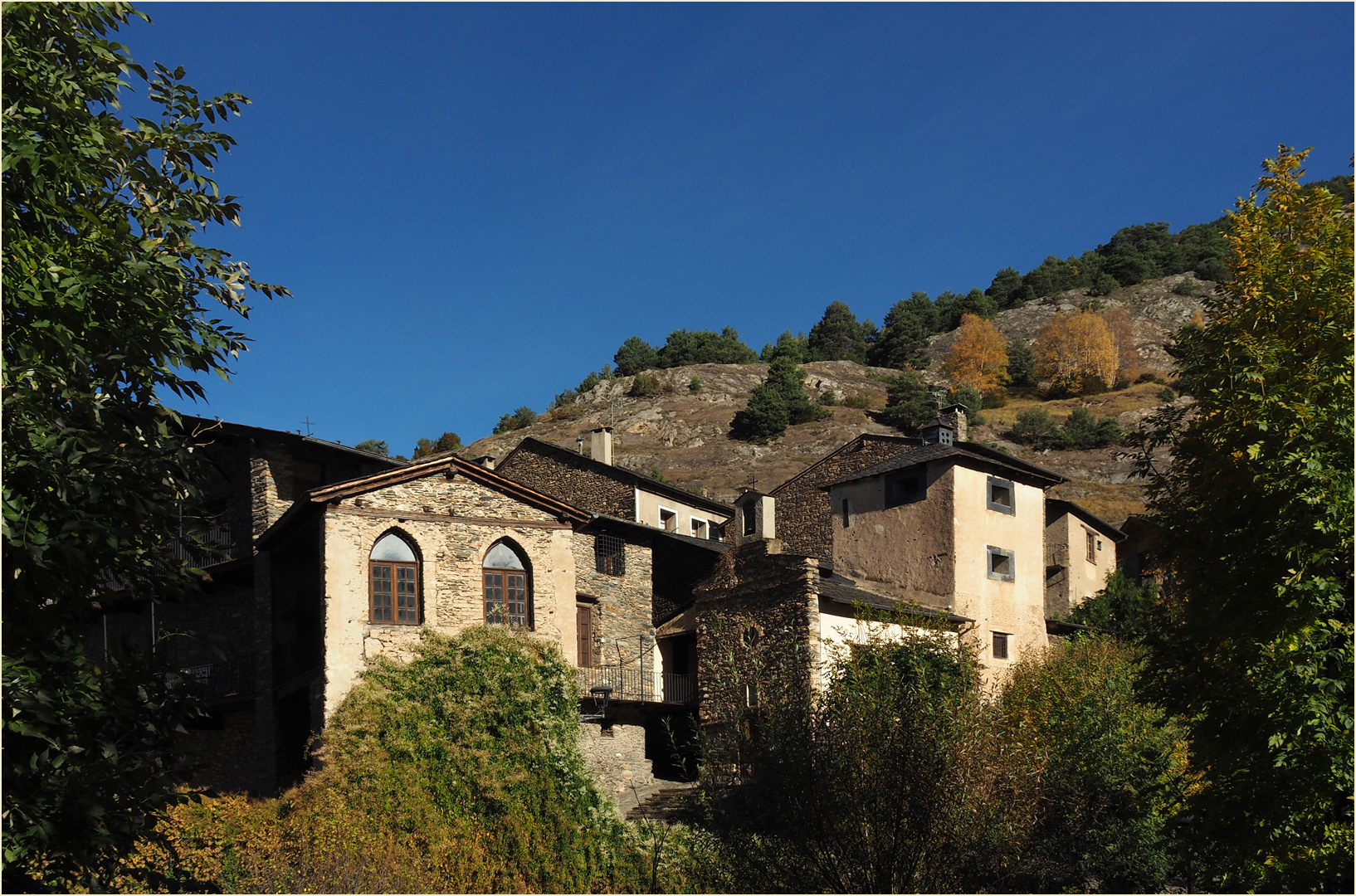 Lumière d’octobre sur le village d’Ordino  --  Andorre