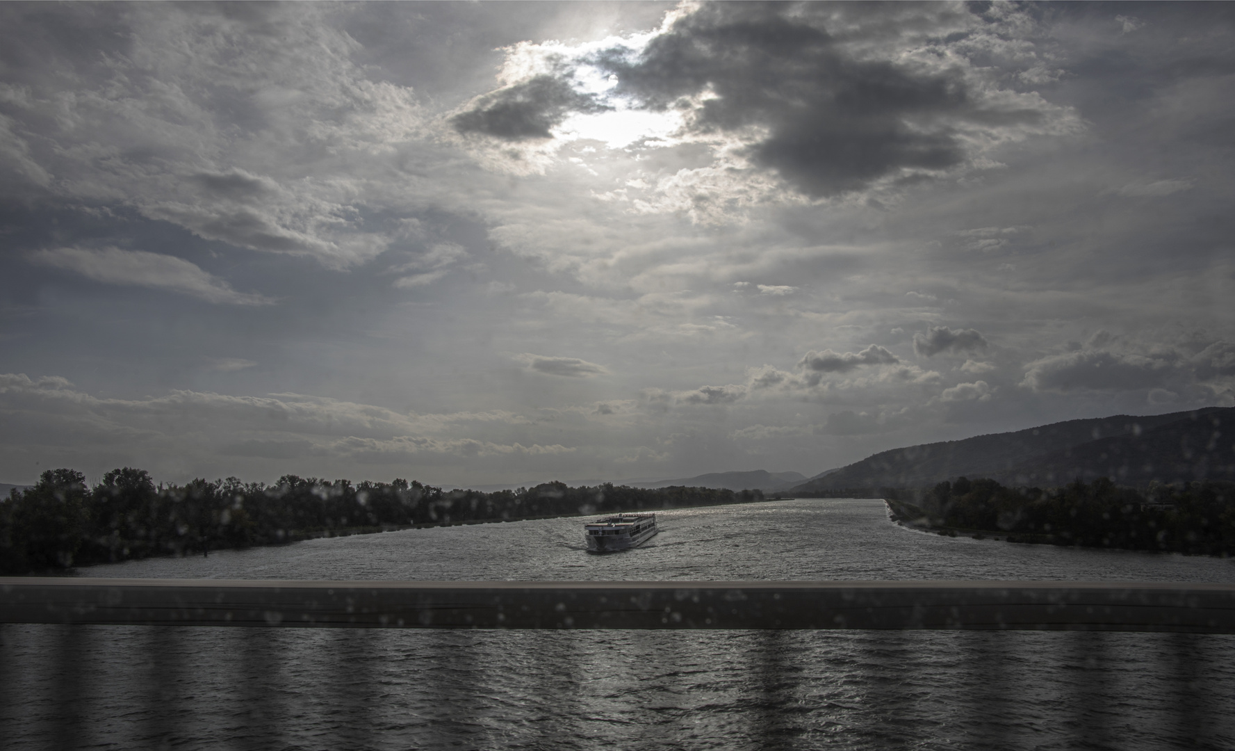 Lumière entre les gouttes sur le Rhône