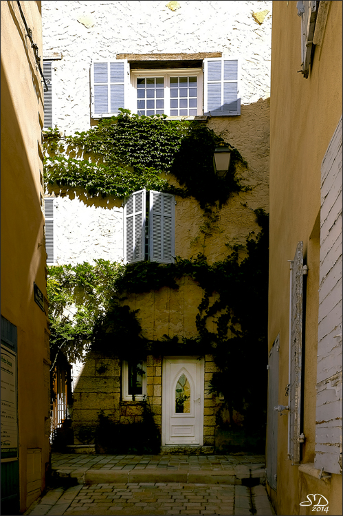 Lumière et ombre dans la ruelle