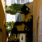 Lumière et ombre dans la ruelle