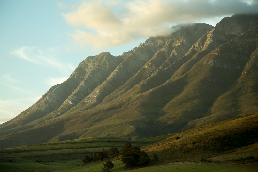 Lumière rasante du soleil couchant sur la chaine montagneuse de Langeberg