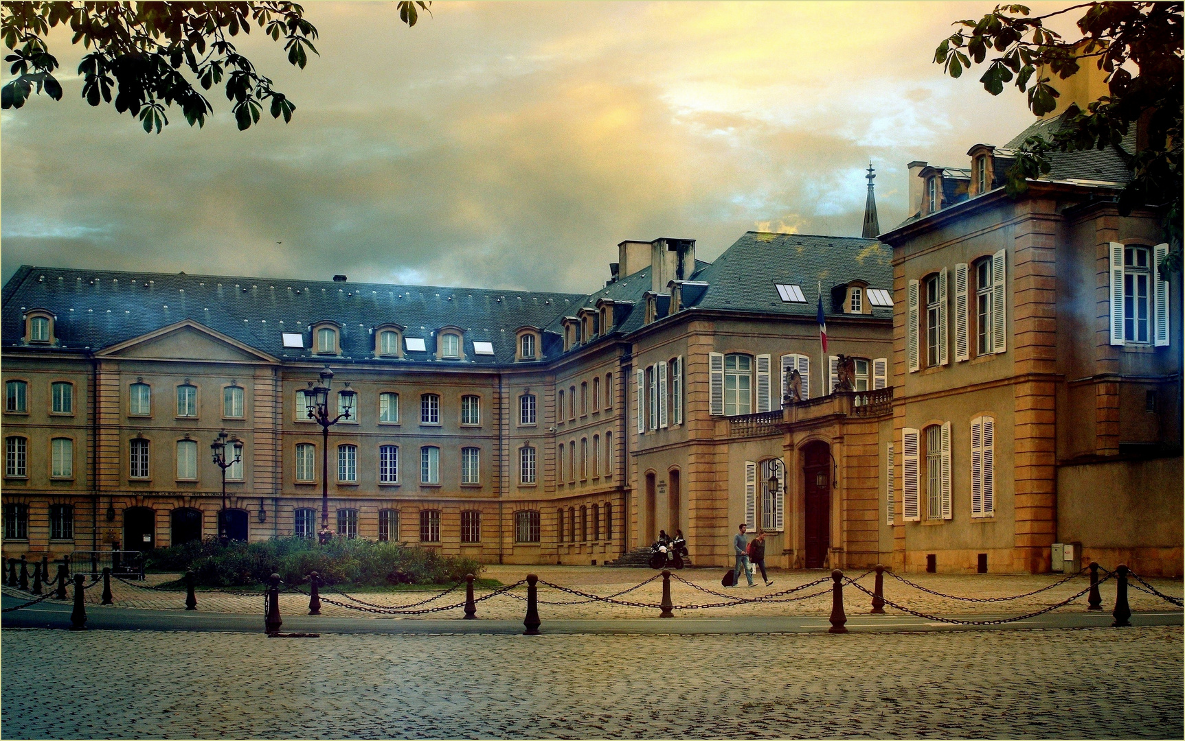 Lumières du soir devant la préfecture