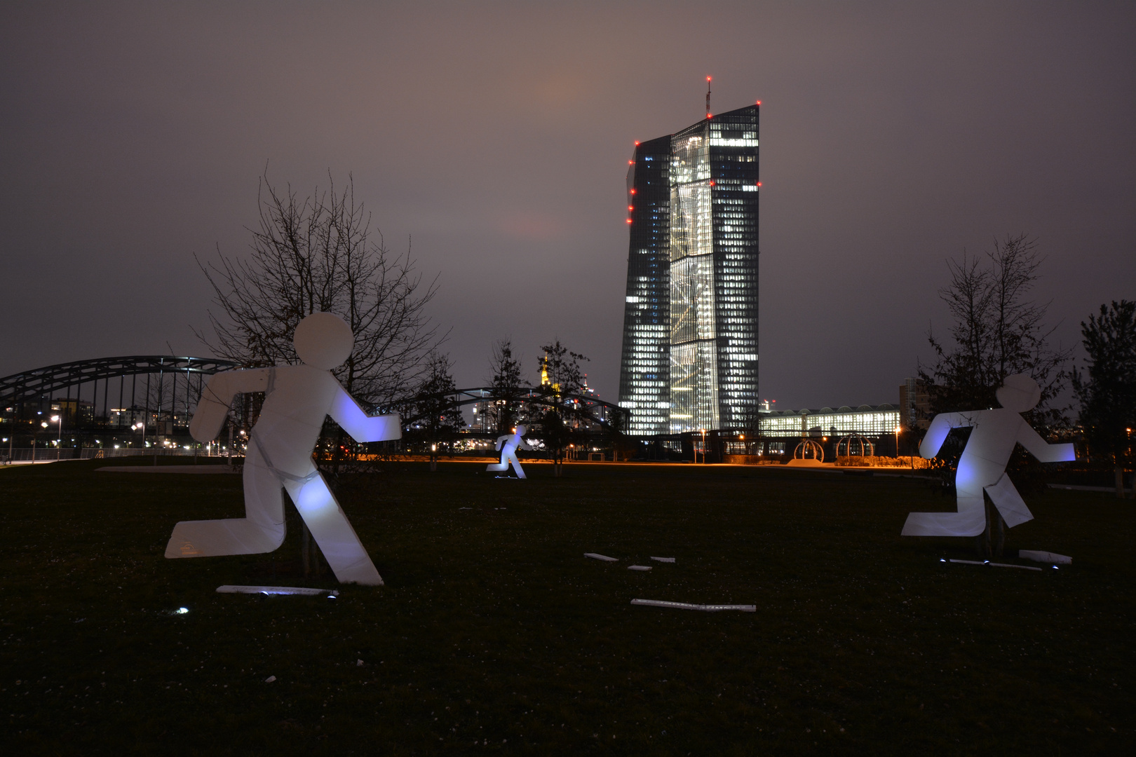 Luminale 2016: "Flüchtlinge" im Hafenpark vor der EZB
