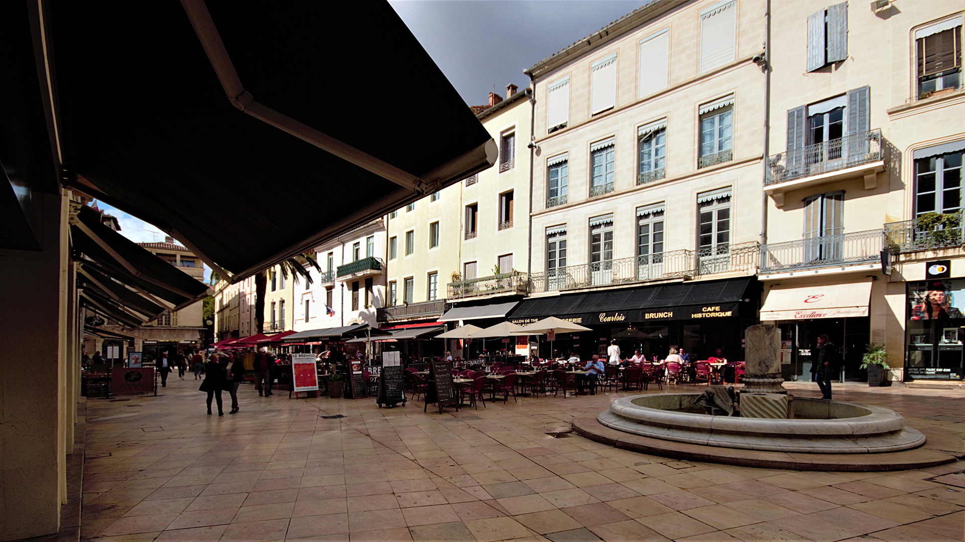 LUMIÈRE SUR LA PLACE