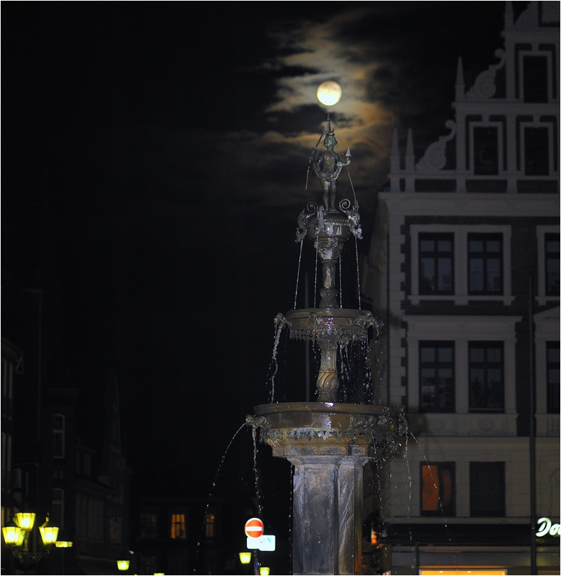 Luna-Brunnen mit Vollmond