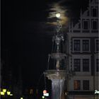 Luna-Brunnen mit Vollmond
