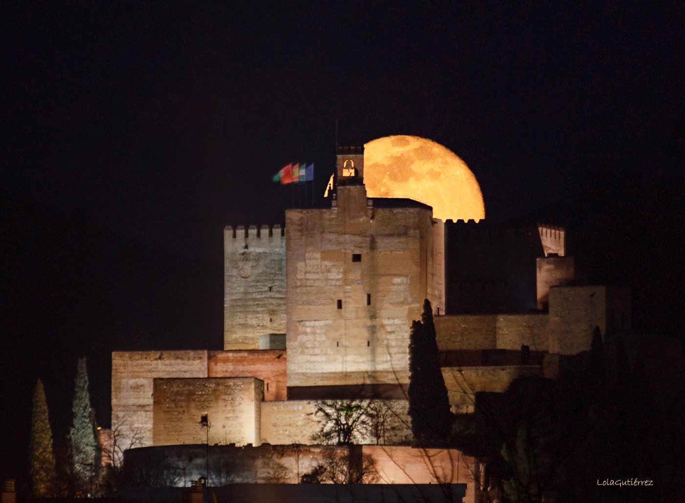 Luna de nieve trás la Torre de la Vela - Alhambra - 