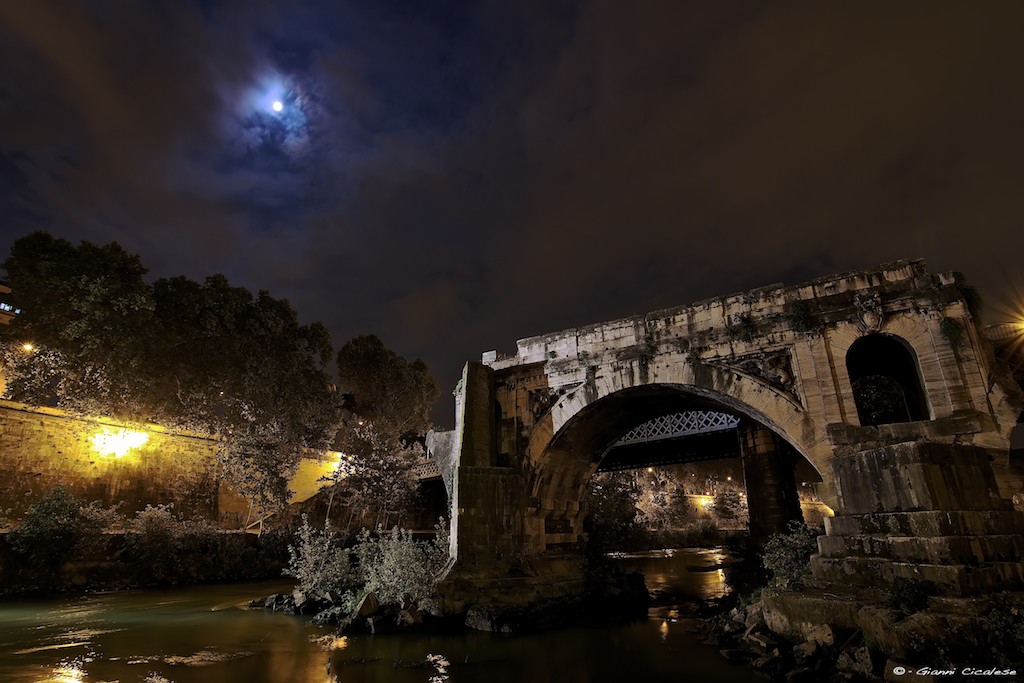 Luna e luci sul tevere