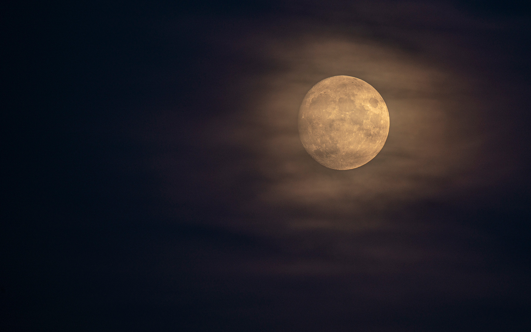 Luna im Schleier