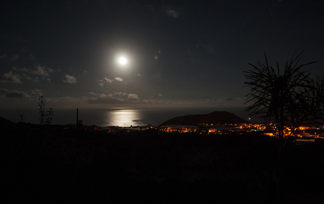 Luna leña sobre el Atlántico