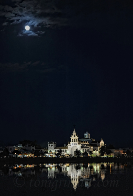 Luna llena sobre El Rocío