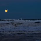 Luna llena sobre las olas.