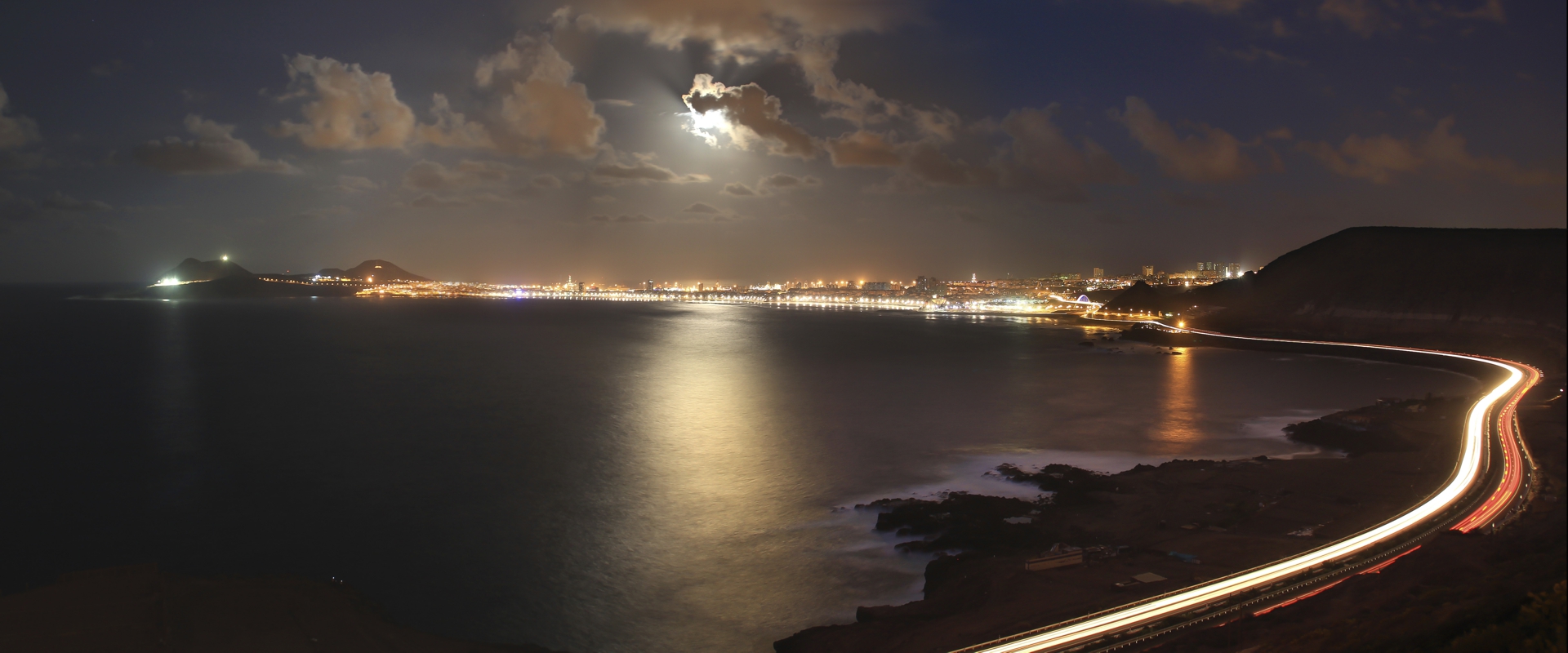 Luna llena sobre Las Palmas