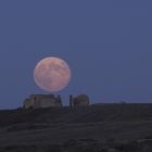 Luna llena sobre las ruinas.