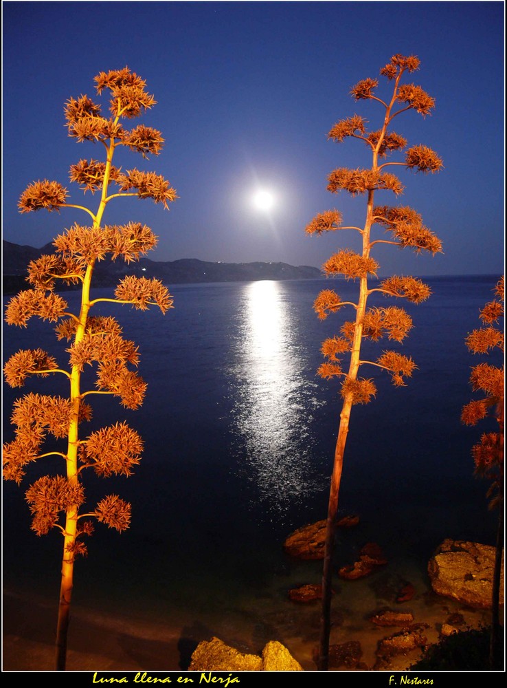 Luna llena sobre Nerja (Málaga)