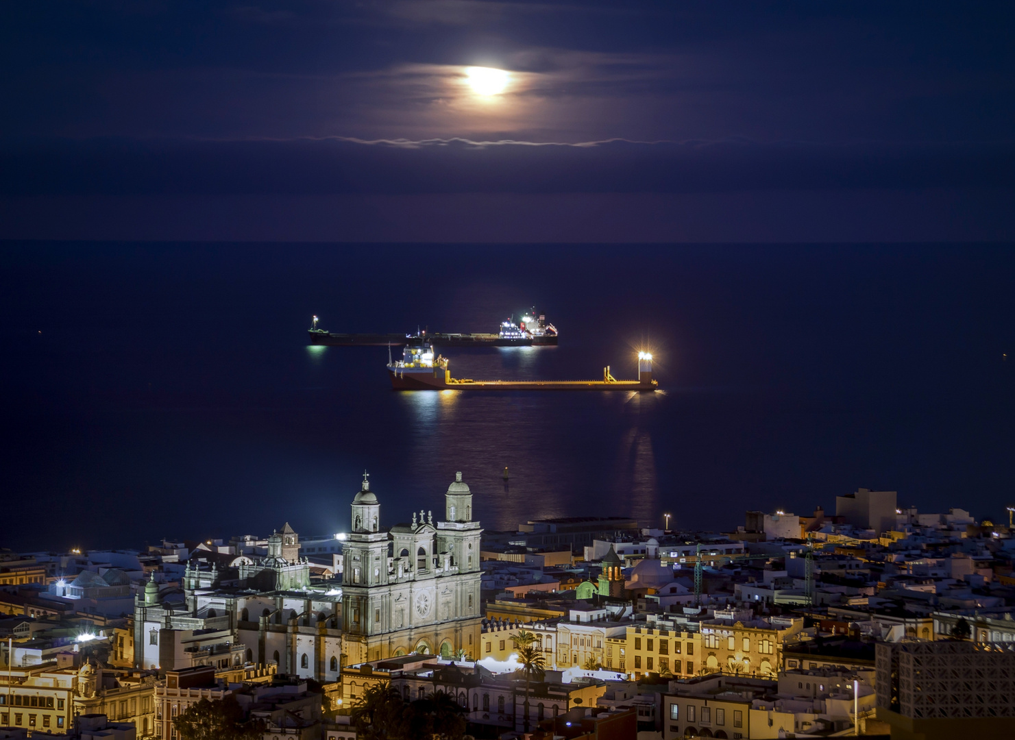 Luna llena sobre Santa Ana