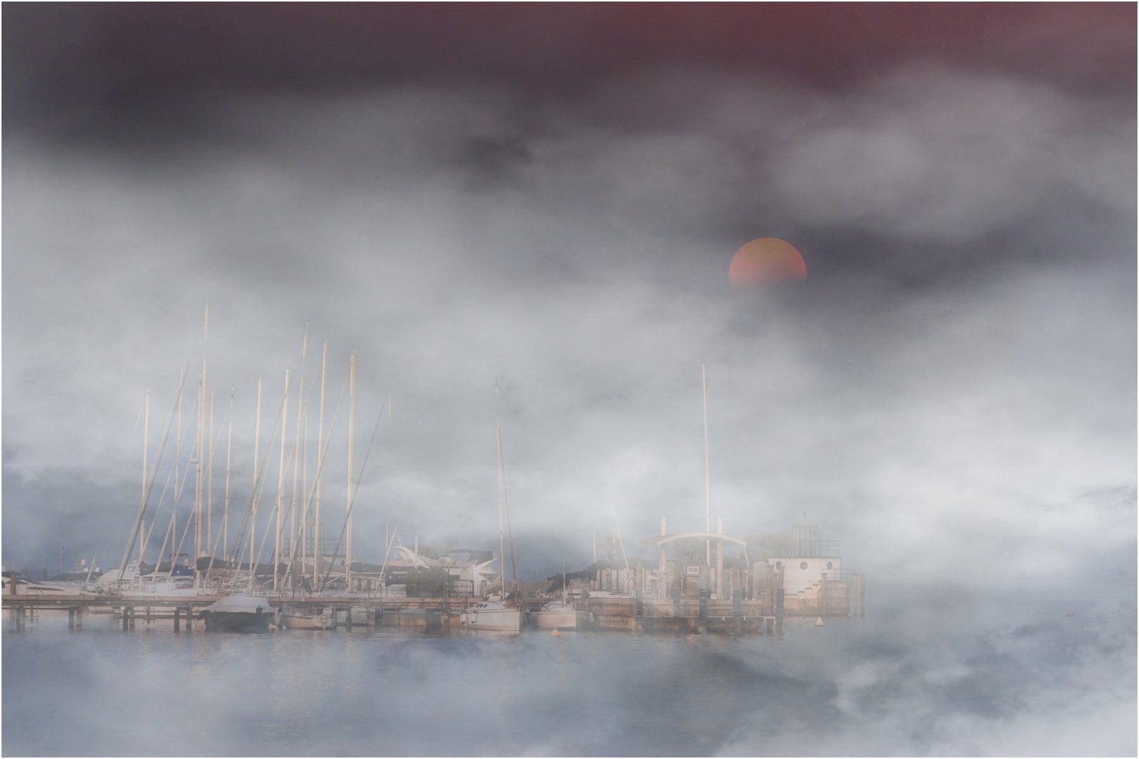 Luna nascente e nebbia calante.