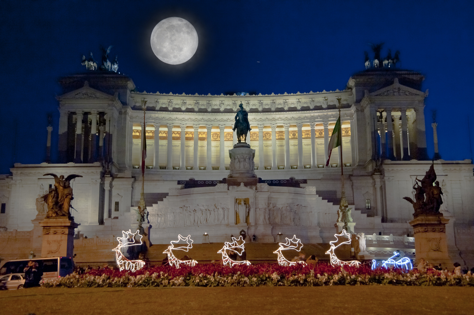 Luna piena a Piazza Venezia (Rm) con renne. Altare della patria