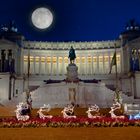 Luna piena a Piazza Venezia (Rm) con renne. Altare della patria