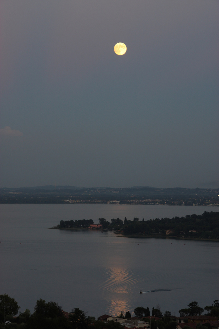 Luna piena sul Lago