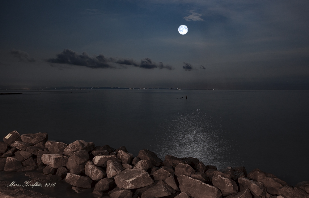 Luna piena sul mare