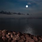 Luna piena sul mare