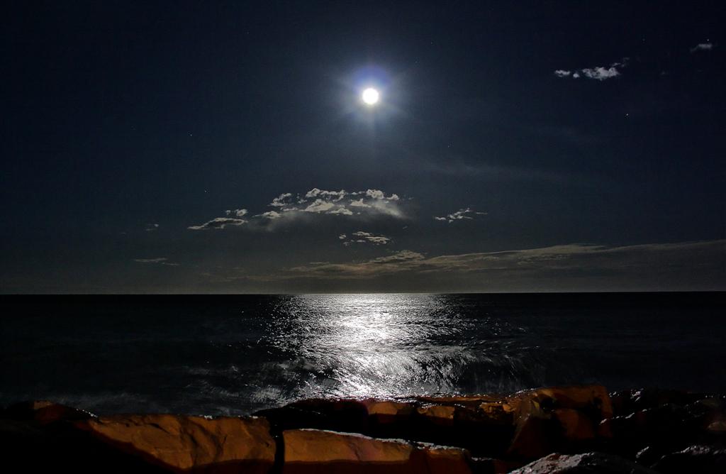 Luna piena sul mare