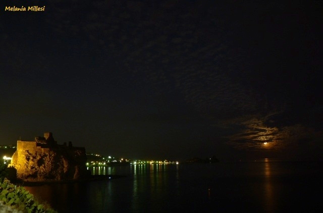 Luna piena sulla Riviera de Ciclopi