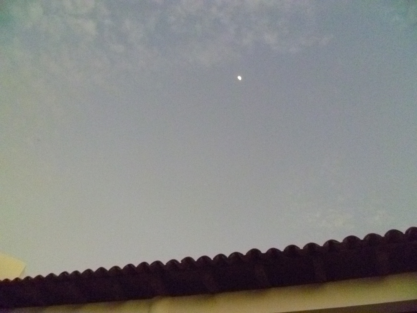 luna sobre el tejado