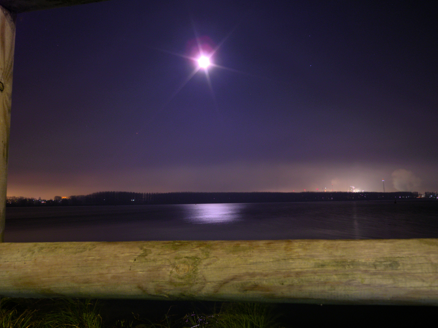 Luna sul lago