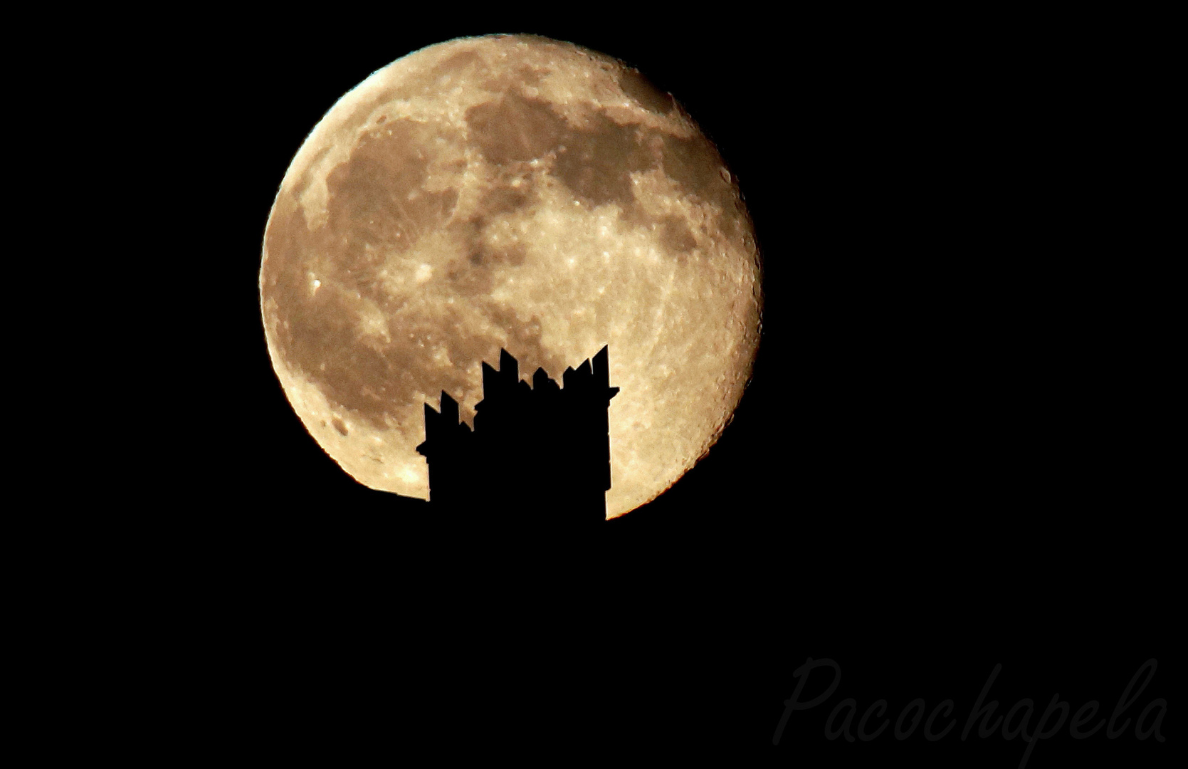 Luna tras la chimenea