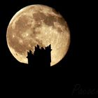 Luna tras la chimenea