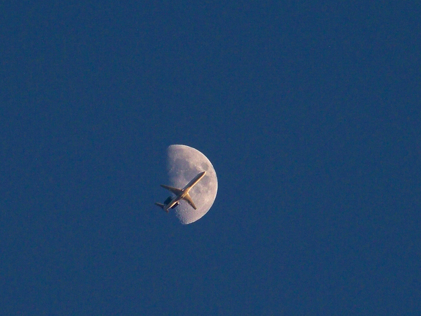 Luna y avión