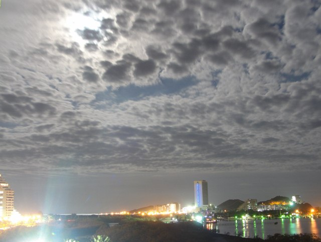 luna y nubes