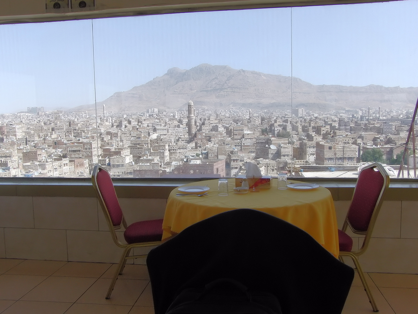 Lunch mit Blick über die Dächer von Sanaa, Jemen