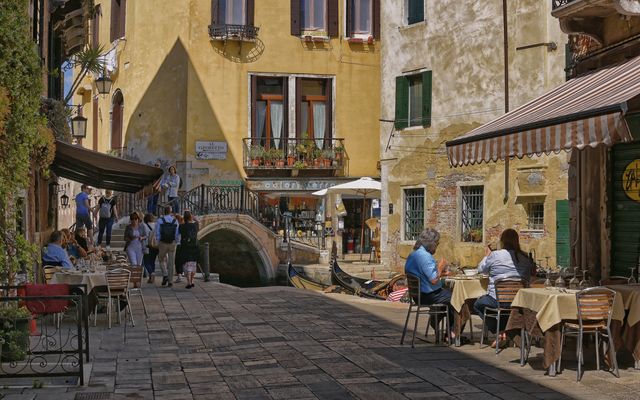 Lunch Time in irgend einer Gasse  - Venedig  -