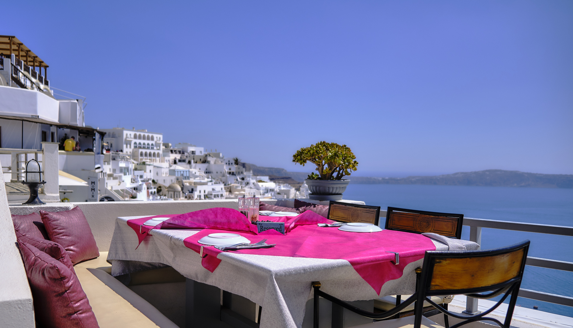 Lunchtime in Santorin