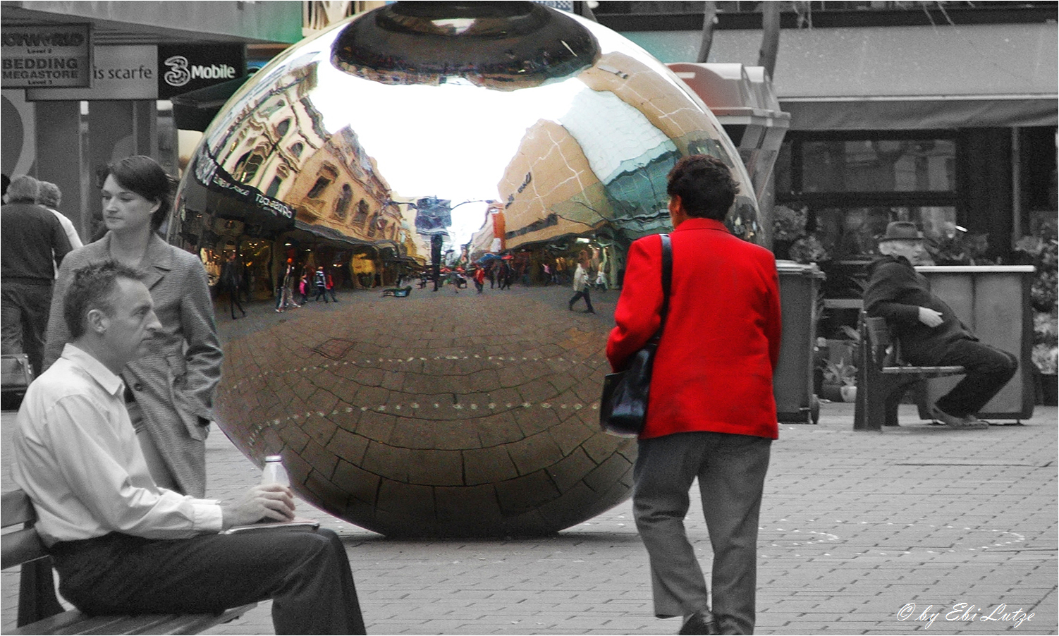 ** Lunchtime in the Mall and it is all in a Ball ** 